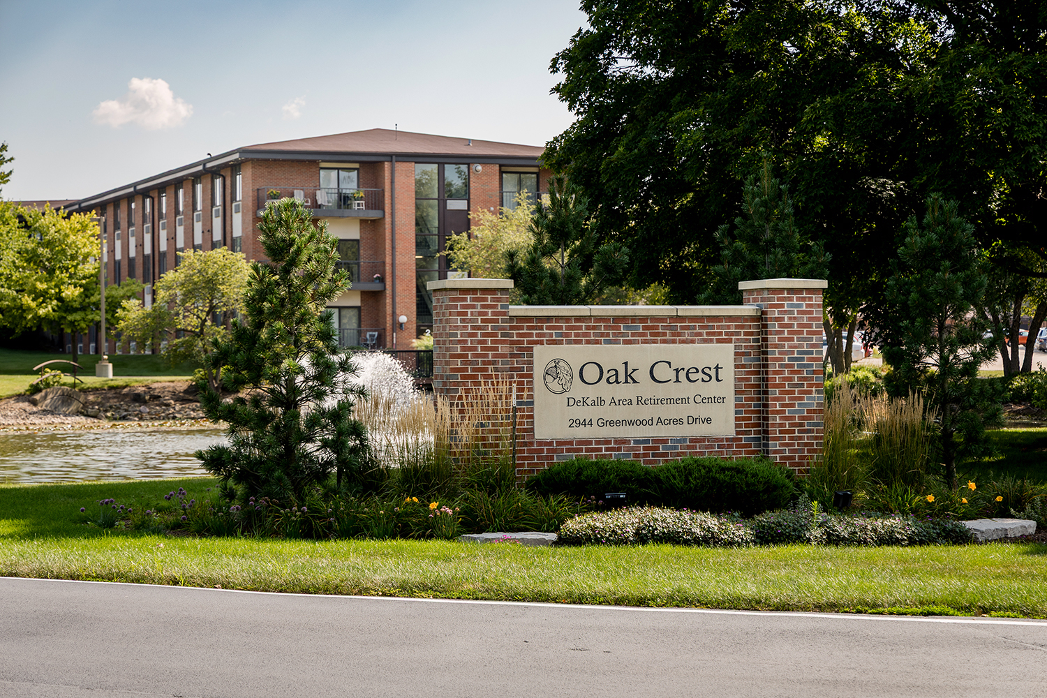 Oak Crest in DeKalb sign and exterior building